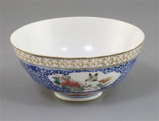 A Chinese famille rose bowl, late 19th century/early 20th century, D. 12.8cm